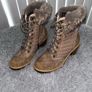 Adorable women’s Tan color Boots with fur that lace up and tie. Durable material
